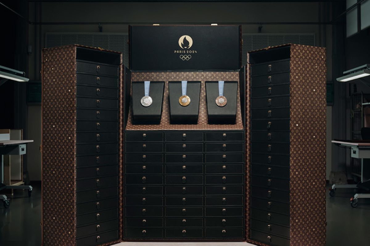Medaliile şi torţele pentru Jocurile Olimpice şi Paralimpice de la Paris vor fi transportate în valize Louis Vuitton