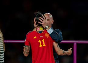 Sărutul forțat l-ar putea costa doi ani și jumătate de închisoare!