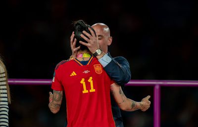 Sărutul forțat l-ar putea costa doi ani și jumătate de închisoare!