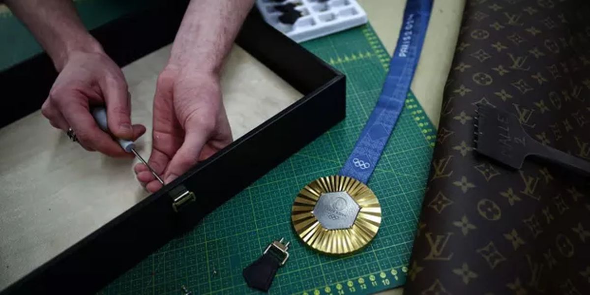 Medaliile şi torţele pentru Jocurile Olimpice şi Paralimpice de la Paris vor fi transportate în valize Louis Vuitton