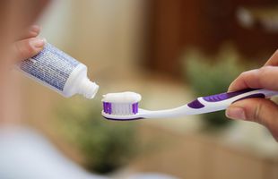 Maximizează-ți Sănătatea Orală: De Ce să Alegi o Pastă de Dinți Cât Mai Naturală!