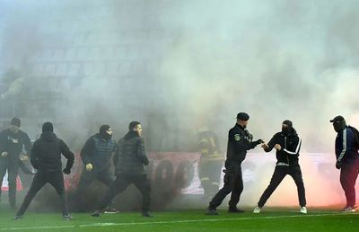 Dinamo și UTA Arad, sancțiuni FĂRĂ PRECEDENT după bătaia dintre suporteri de la meciul direct