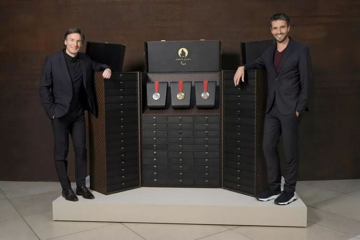 Medaliile pentru Jocurile de la Paris 2024 şi torţele olimpice şi paralimpice vor fi transportate şi expuse în valize realizate la comandă de Louis Vuitton, foto: Figaro