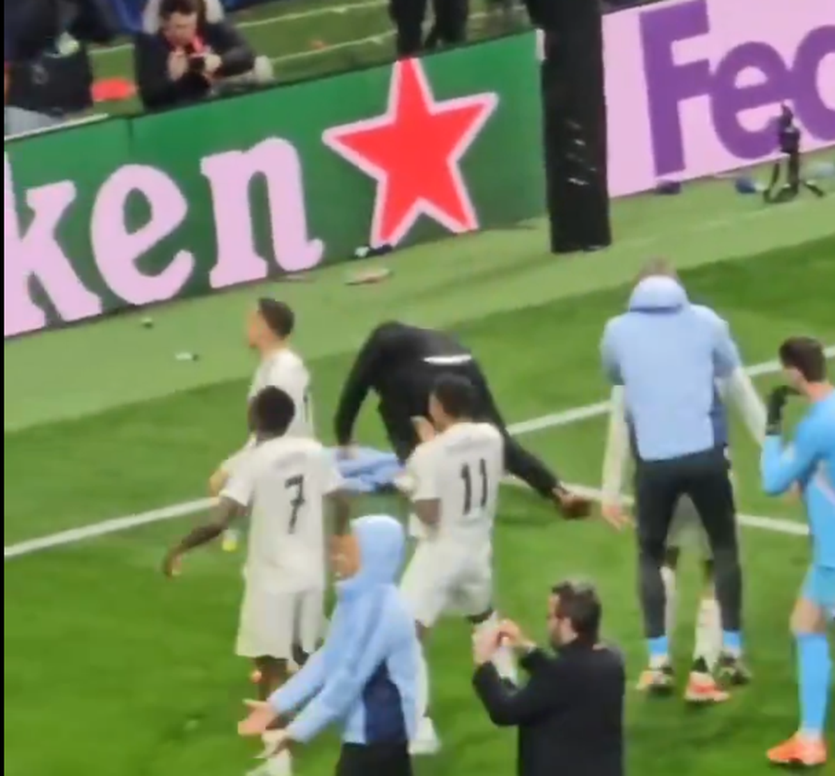 4 fotbaliști de la Real Madrid vor fi anchetați de UEFA, în urma gesturilor scandaloase de la finalul meciului!