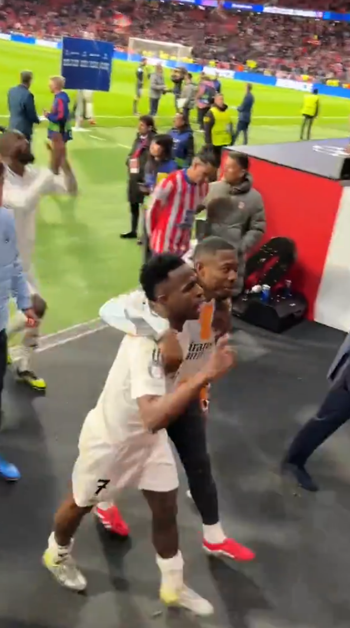 4 fotbaliști de la Real Madrid vor fi anchetați de UEFA, în urma gesturilor scandaloase de la finalul meciului!