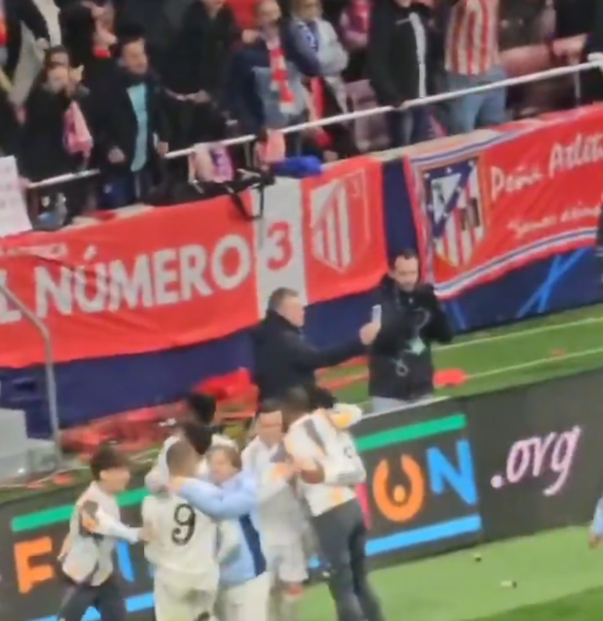 4 fotbaliști de la Real Madrid vor fi anchetați de UEFA, în urma gesturilor scandaloase de la finalul meciului!