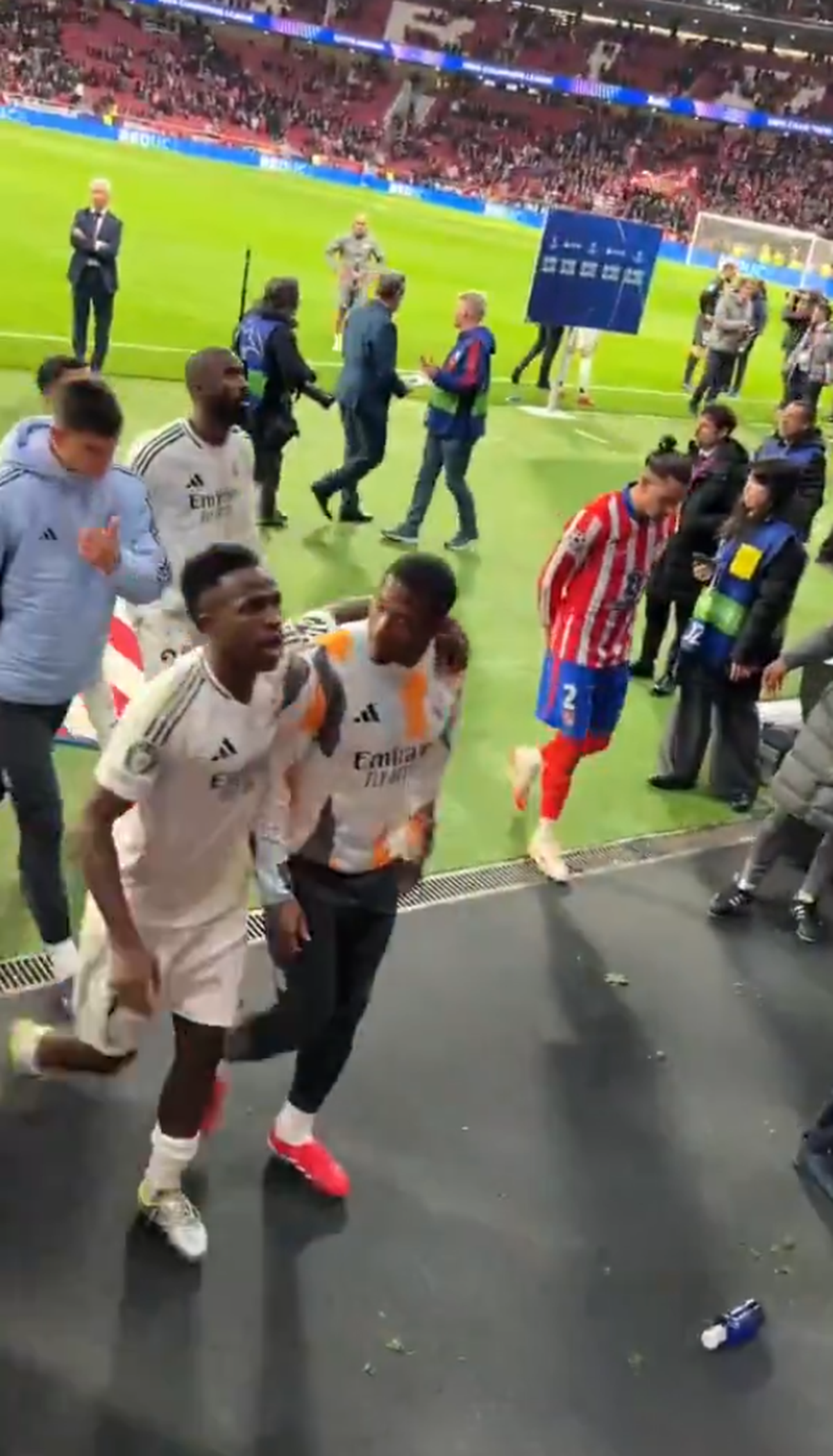 4 fotbaliști de la Real Madrid vor fi anchetați de UEFA, în urma gesturilor scandaloase de la finalul meciului!