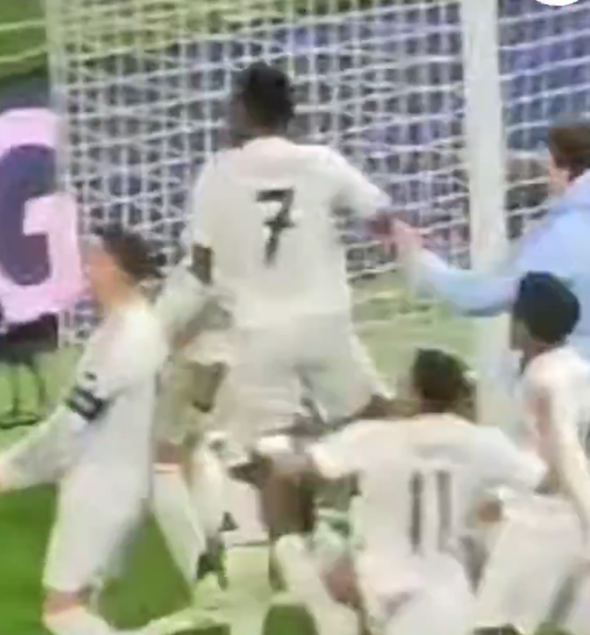 4 fotbaliști de la Real Madrid vor fi anchetați de UEFA, în urma gesturilor scandaloase de la finalul meciului!