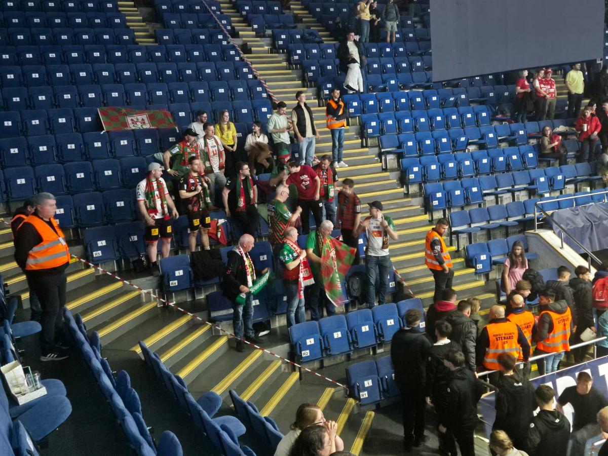 La pauza meciului cu Magdeburg, un veteran a coborât din galeria lui Dinamo și a mers în mijlocul fanilor nemți » Ce a urmat