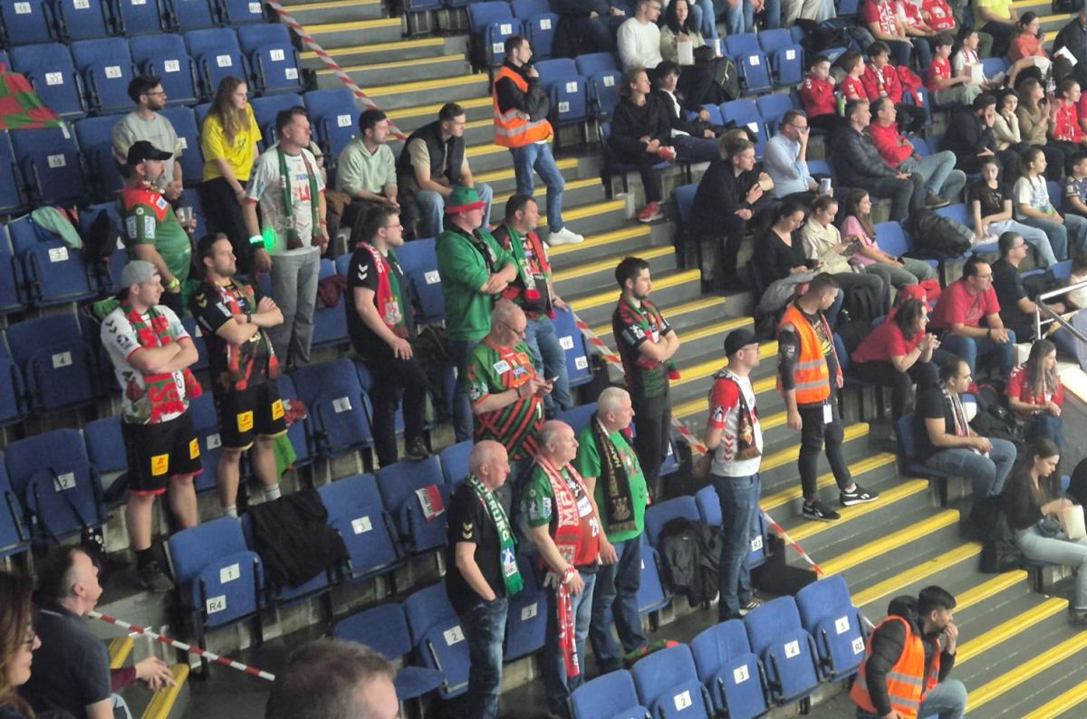 La pauza meciului cu Magdeburg, un veteran a coborât din galeria lui Dinamo și a mers în mijlocul fanilor nemți » Ce a urmat