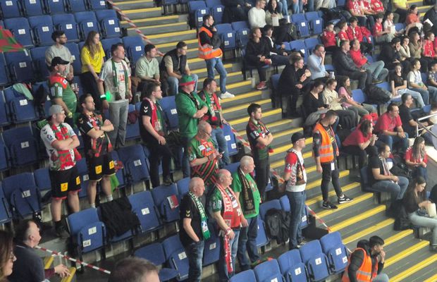 La pauza meciului cu Magdeburg, un veteran a coborât din galeria lui Dinamo și a mers în mijlocul fanilor nemți » Ce a urmat