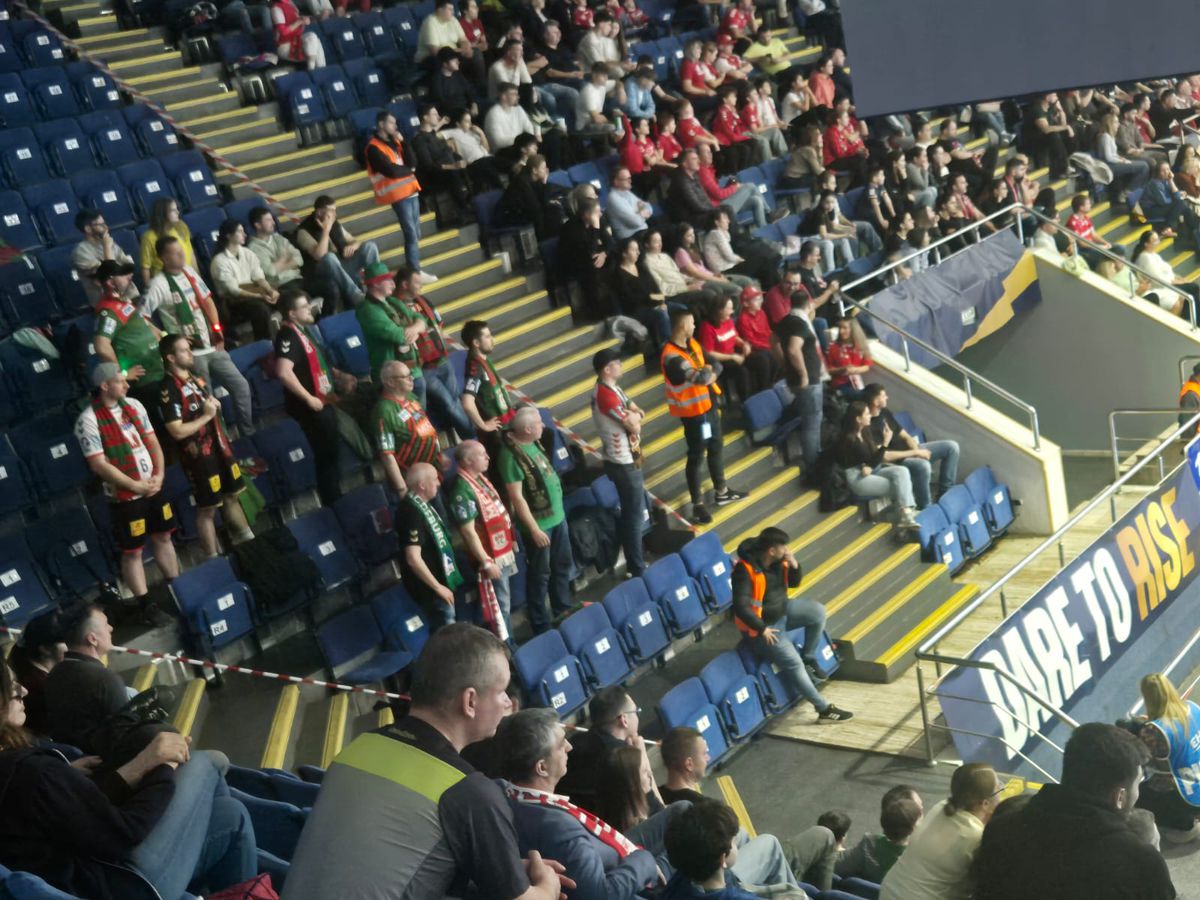 La pauza meciului cu Magdeburg, un veteran a coborât din galeria lui Dinamo și a mers în mijlocul fanilor nemți » Ce a urmat