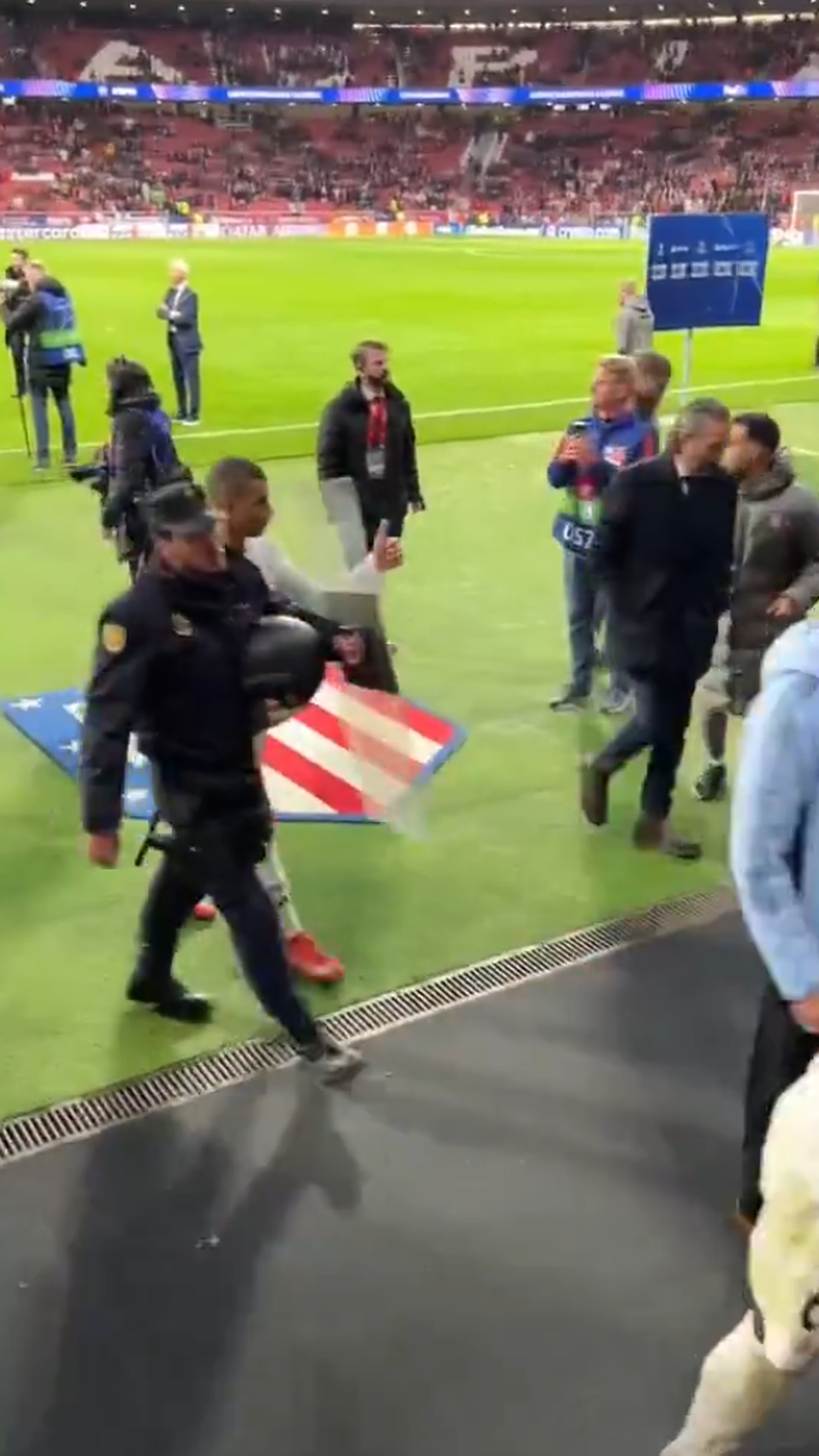 4 fotbaliști de la Real Madrid vor fi anchetați de UEFA, în urma gesturilor scandaloase de la finalul meciului!