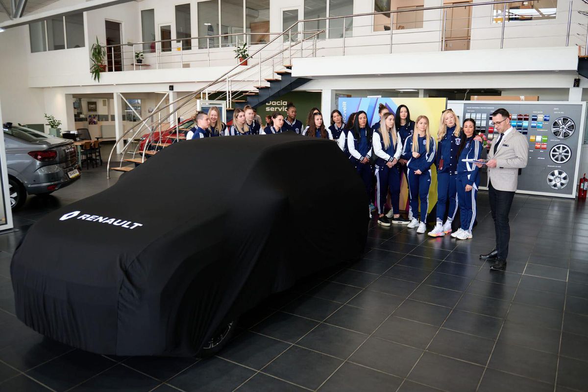 Handbalistele Dunării Brăila, vizită în showroom pentru noul Renault 5: „O experiență unică”