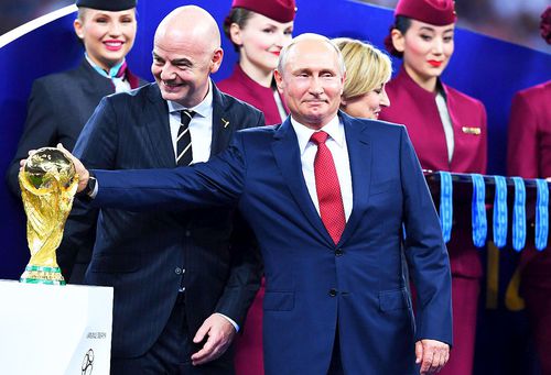 Vladimir Putin și Gianni Infantino cu Cupa Mondială Jules Rimet, foto: Imago