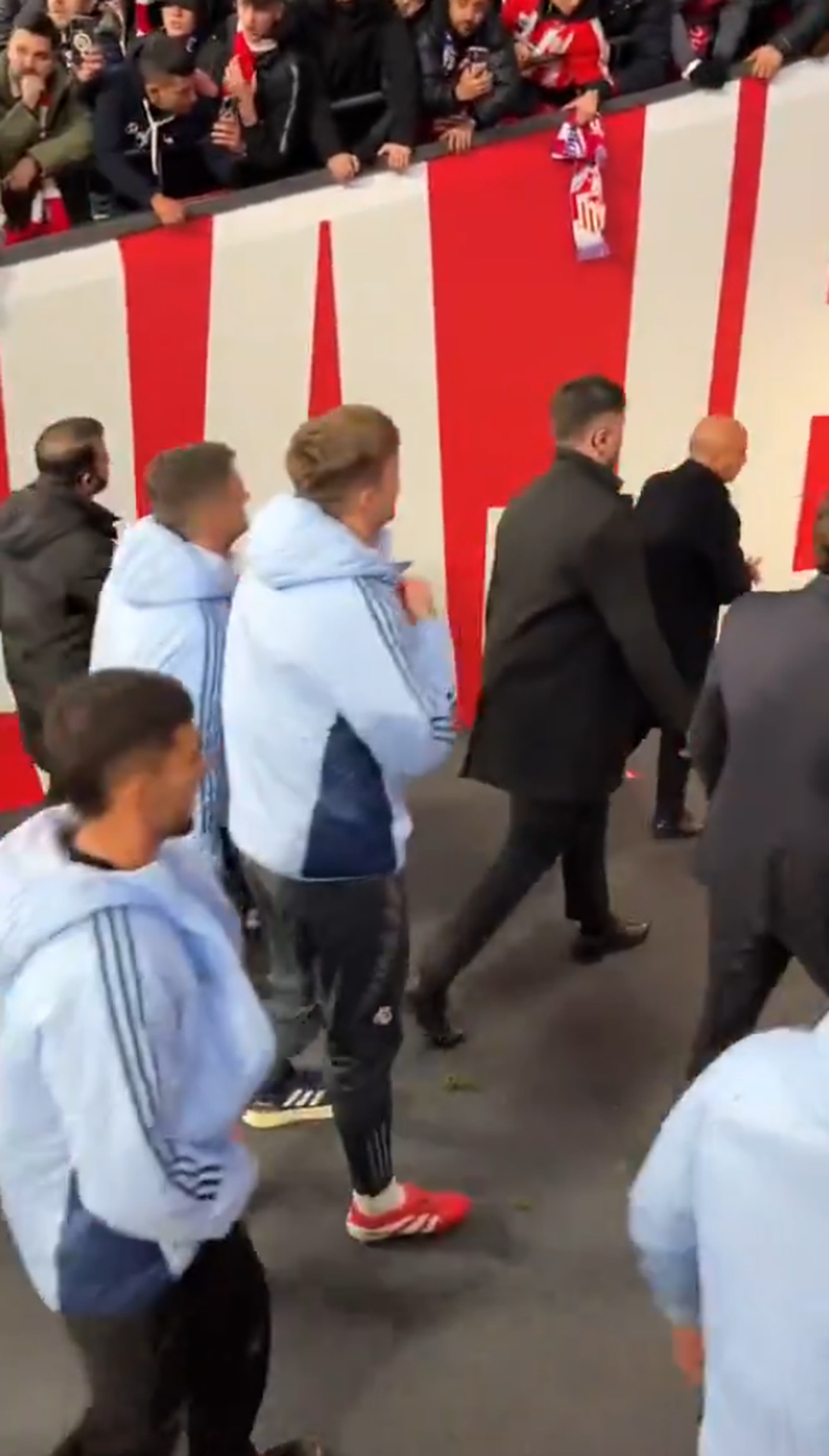 4 fotbaliști de la Real Madrid vor fi anchetați de UEFA, în urma gesturilor scandaloase de la finalul meciului!