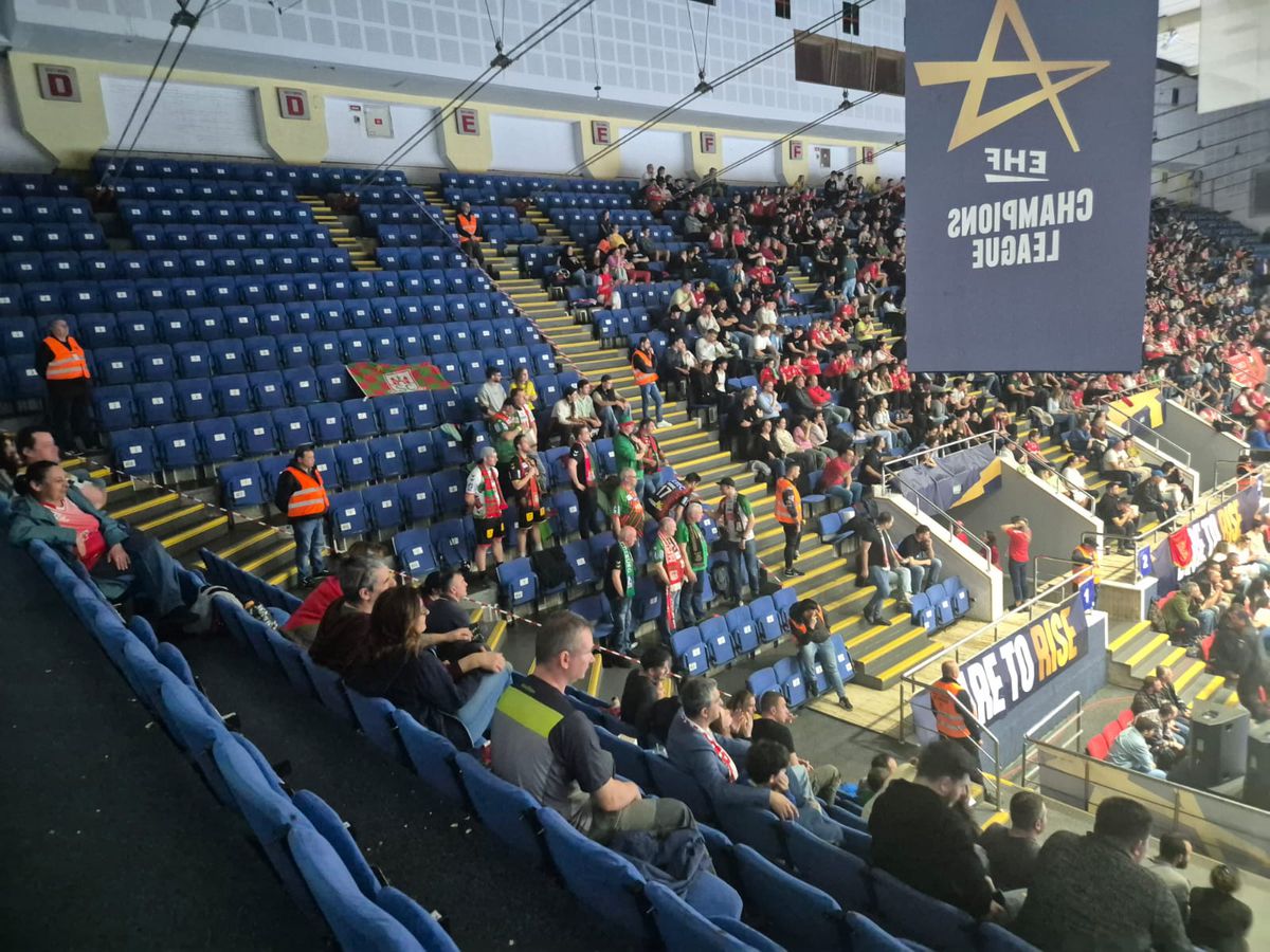 La pauza meciului cu Magdeburg, un veteran a coborât din galeria lui Dinamo și a mers în mijlocul fanilor nemți » Ce a urmat