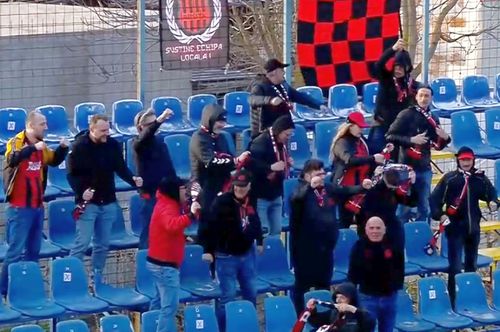 Suporterii oaspeților în Metaloglobus - CSM Reșița