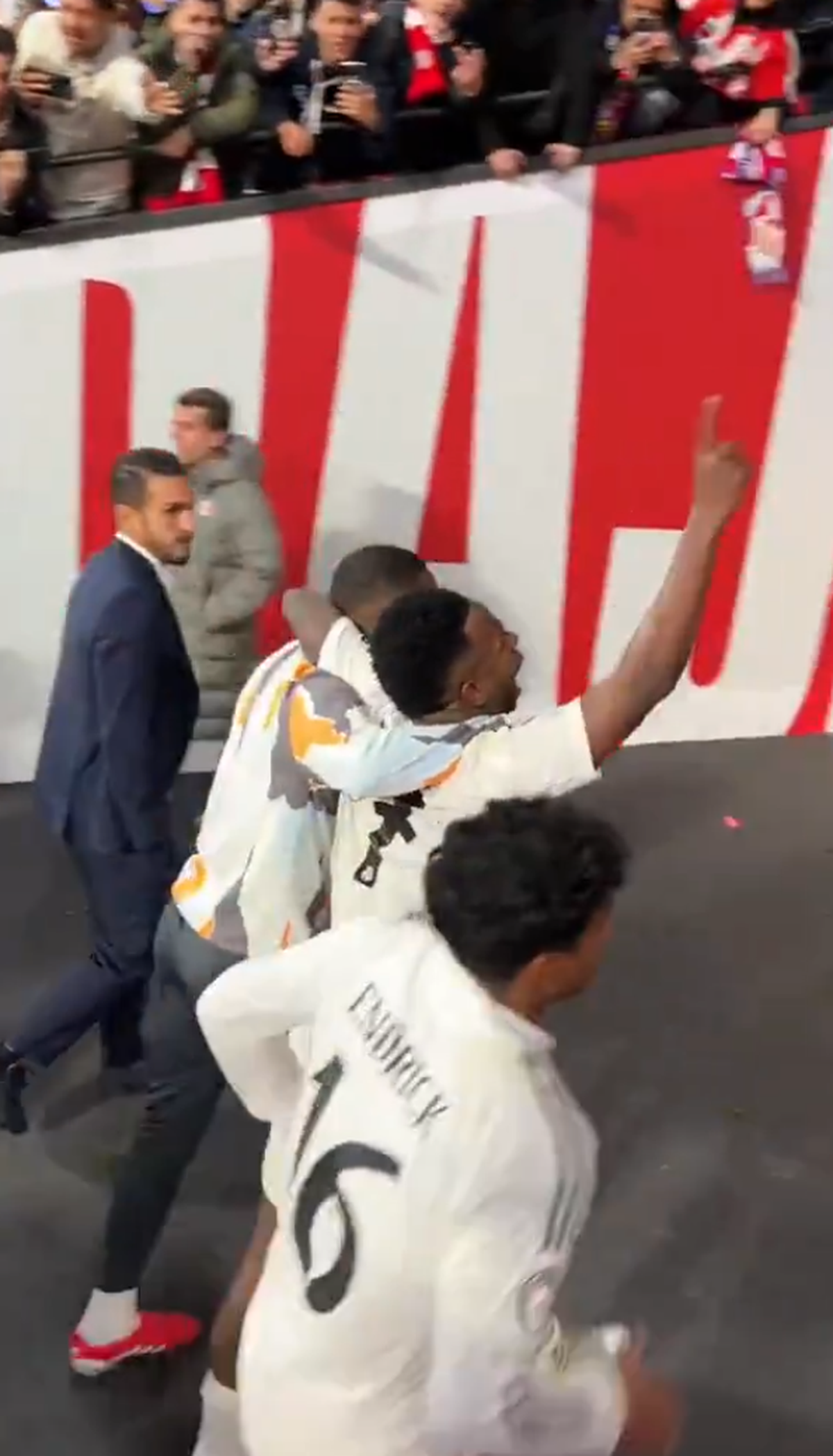 4 fotbaliști de la Real Madrid vor fi anchetați de UEFA, în urma gesturilor scandaloase de la finalul meciului!