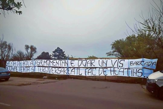 Banner-ul afișat de fanii celor de la Farul // foto: facebook
