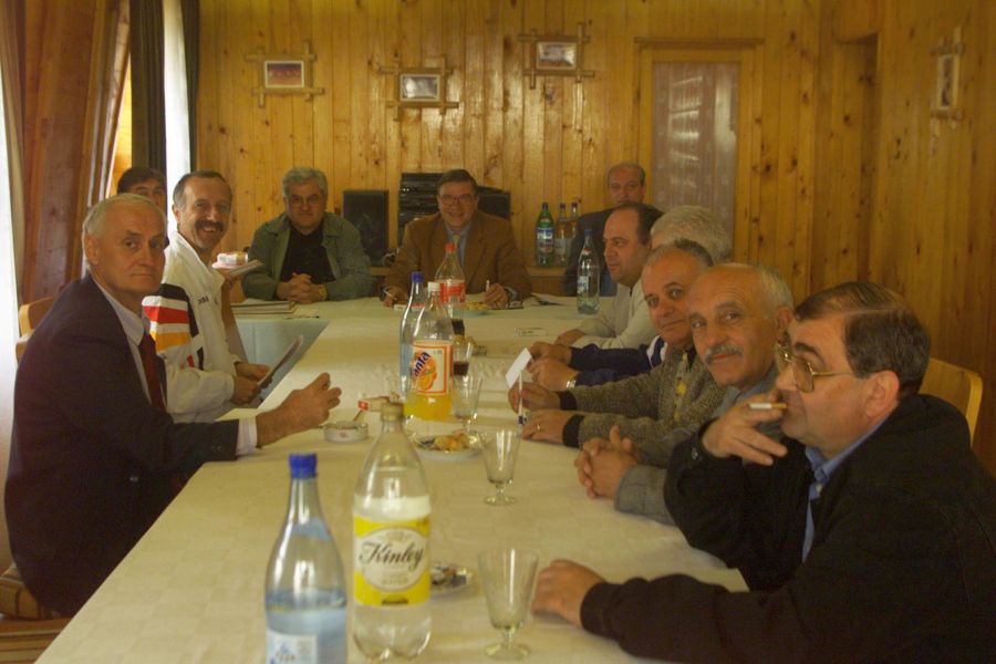 Dezvăluiri fără precedent: „Mircea Sandu și Dumitru Dragomir discutau la «Casa Doina» aranjamentele din fotbal. Protocoale cu gagici la meciurile naționalei!” + Bătaie cu Giovanni Becali la Intercontinental: „I-a cărat pumni și picioare!”