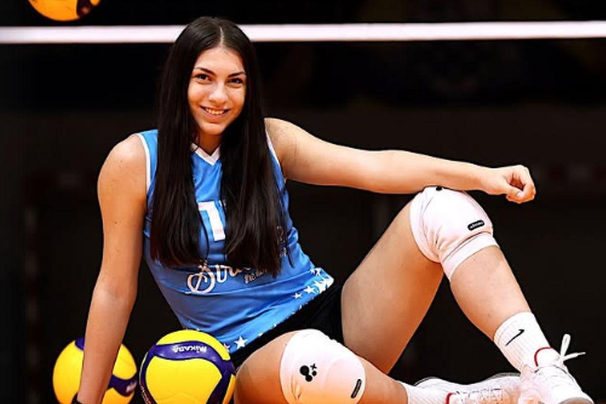 Transfer de răsunet pentru fenomenul din voleiul românesc » La 15 ani, sportiva care poartă 46 la picior a semnat într-un campionat de top al lumii: „Vreau să trec la un nivel superior”