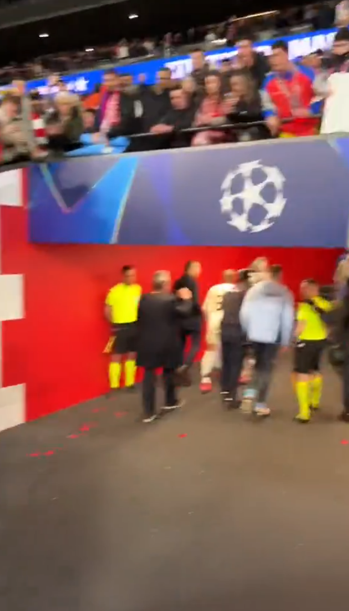 4 fotbaliști de la Real Madrid vor fi anchetați de UEFA, în urma gesturilor scandaloase de la finalul meciului!