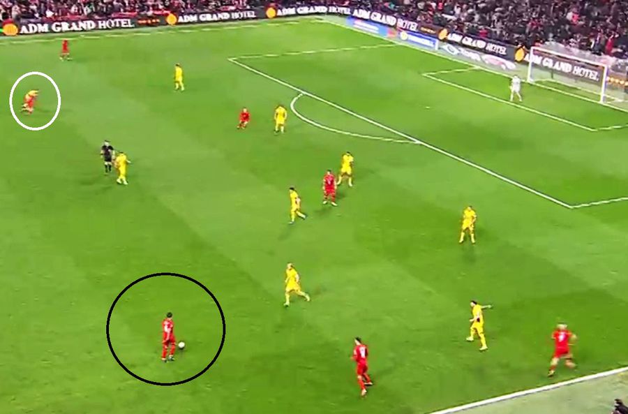 Poziția lui Kadioglu, încercuit cu alb, în momentul în care Arda Guler, încercuit cu negru, se orienta unde să paseze „Robot!” » L-a elogiat după Turcia - România: „Am spus-o mereu, cel mai bun!”