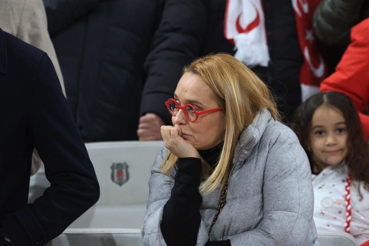 Lângă cine a fost fotografiată Andreea Esca la Istanbul! Monument de tristețe la final