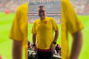 Moment curios: Victor Ponta s-a dus la Turcia - România îmbrăcat cu tricourile AMBELOR naționale, unul peste altul! „Cok cok cok zor”