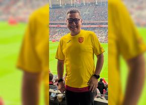 Moment curios: Victor Ponta s-a dus la Turcia - România îmbrăcat cu tricourile AMBELOR naționale, unul peste altul! „Cok cok cok zor”