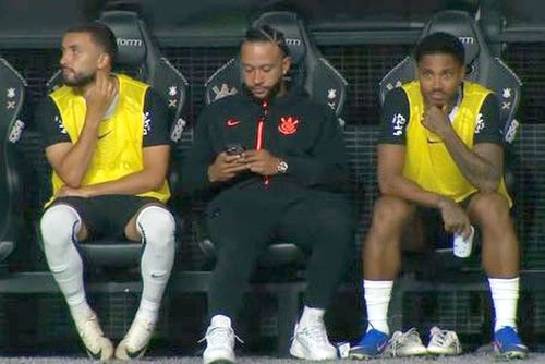 Memphis Depay, folosind telefonul pe banca de rezerve