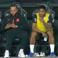 Memphis Depay, folosind telefonul pe banca de rezerve