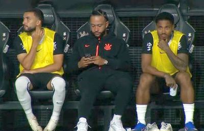 Celebrul fotbalist a scos telefonul pe bancă și riscă o suspendare severă: „Sfidează autoritatea”