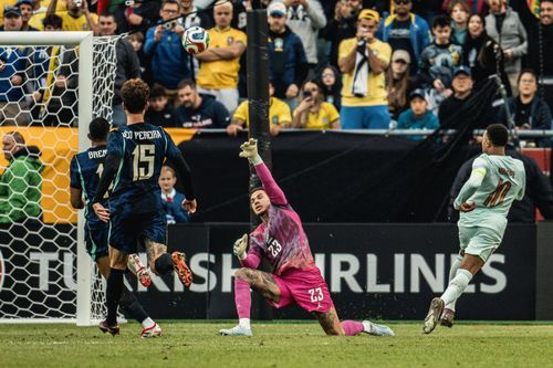 Kylian Mbappe (dreapta) deschide scorul în Brazilia - Franța 1-2 / Foto: Imago