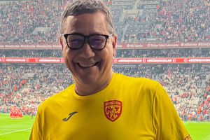 Moment curios: Victor Ponta s-a dus la Turcia - România îmbrăcat cu tricourile AMBELOR naționale, unul peste altul! „Cok cok cok zor”
