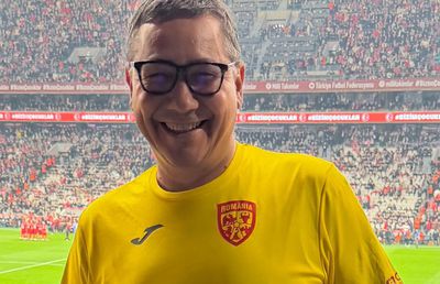 Moment curios: Victor Ponta s-a dus la Turcia - România îmbrăcat cu tricourile AMBELOR naționale, unul peste altul! „Cok cok cok zor”