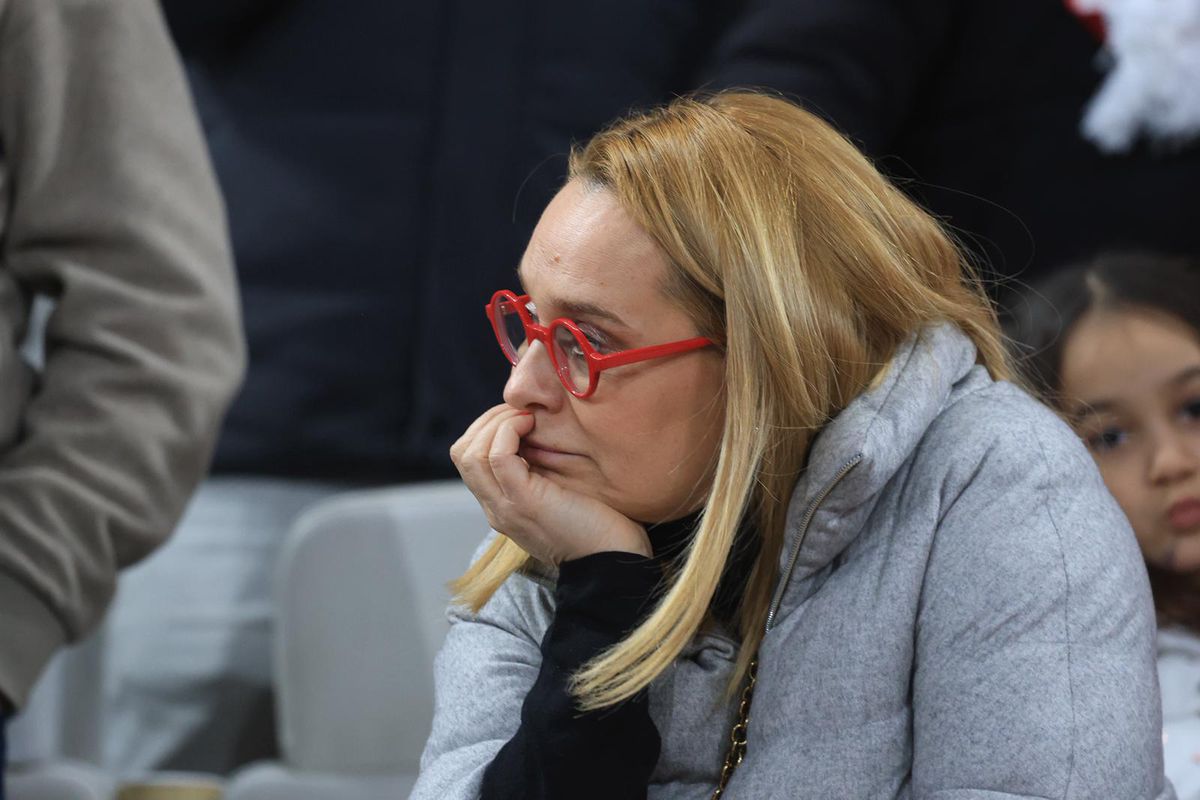 Lângă cine a fost fotografiată Andreea Esca la Istanbul! Monument de tristețe la final