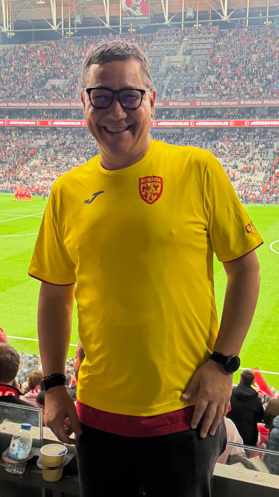 Victor Ponta, la Turcia – România cu tricourile ambelor naționale Moment curios: Victor Ponta s-a dus la Turcia - România îmbrăcat cu tricourile AMBELOR naționale, unul peste altul! „Cok cok cok zor”