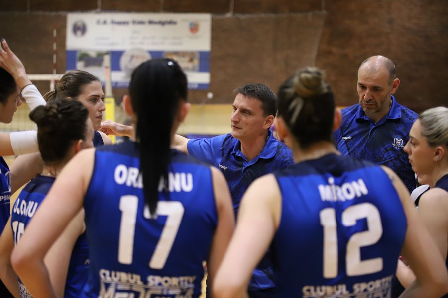 Florin Voinea la un time-out alături de jucătoarele pe care le antrenează FOTO Alexandru Obreja Florin Voinea la un time-out alături de jucătoarele pe care le antrenează FOTO Alexandru Obreja