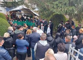 David, copilul de 10 ani care a murit după ce o bucată de beton de la stadion s-a prăbușit peste el, a fost înmormântat azi