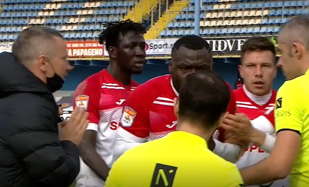 Circ în Hermannstadt - Gaz Metan: gol validat de „central”, anulat de tușier, apoi validat din nou! Scandal pe teren