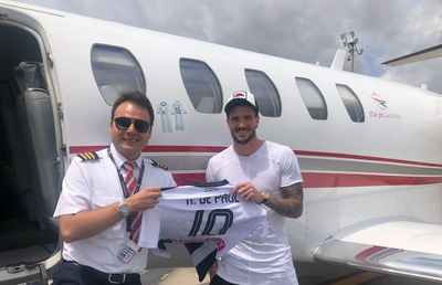 Zboară cu starurile » Un pilot român plimbă fotbaliști celebri în jet-uri private! Ce supervedete au călătorit cu el