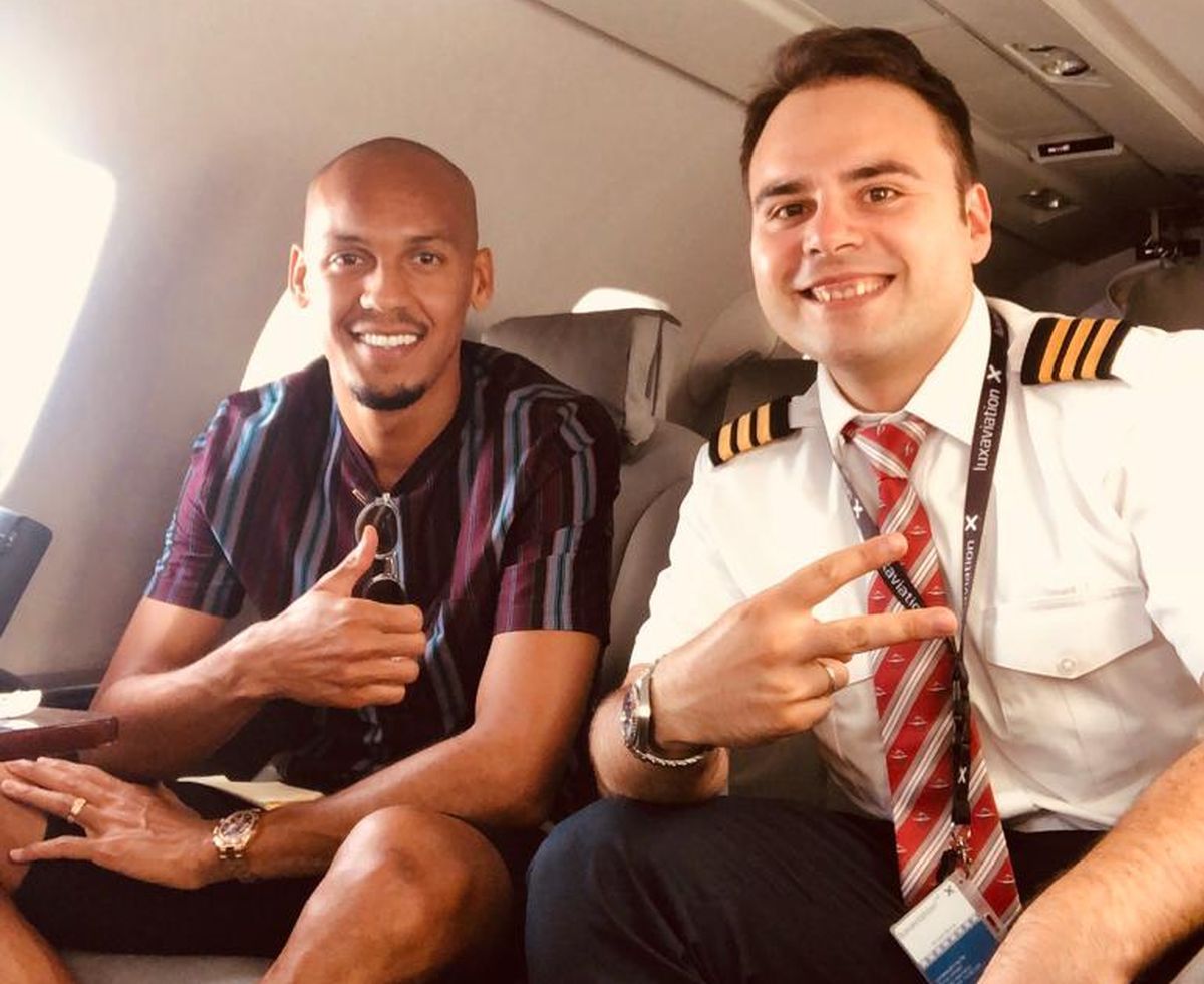 Zboară cu starurile » Un pilot român plimbă fotbaliști celebri în jet-uri private! Ce supervedete au călătorit cu el