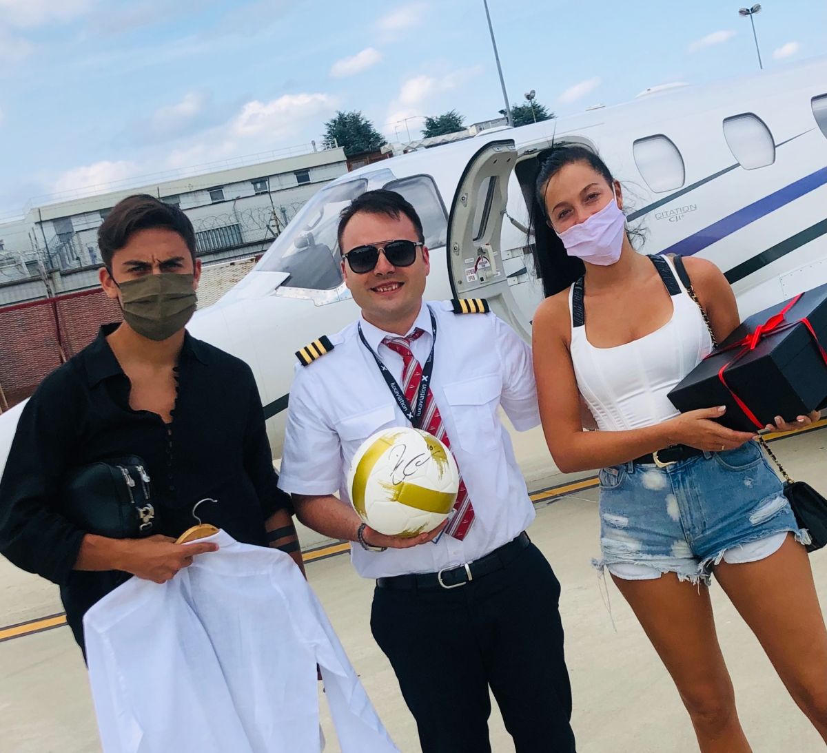 Zboară cu starurile » Un pilot român plimbă fotbaliști celebri în jet-uri private! Ce supervedete au călătorit cu el