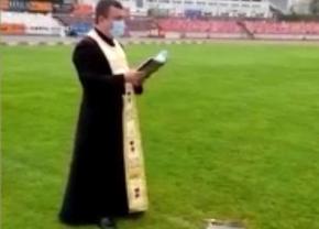 Dinamo face orice pentru a scăpa de Liga 2! „Câinii” au adus un preot la stadion
