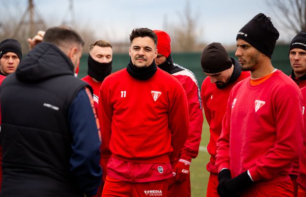 Adi Petre, luat la rost de propriul antrenor: „Întrebați-l pe el de ce nu poate mai mult! Unii se scot singuri din echipă”