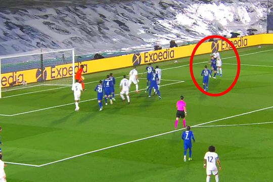 Real Madrid și Chelsea au remizat, scor 1-1, în manșa tur a semifinalei UEFA Champions League. Golul marcat de Karim Benzema (33 de ani) în minutul 29, la scorul de 0-1, a venit după un moment controversat.