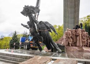 Frații Klitschko au demolat un monument care simboliza unitatea dintre Ucraina și Rusia: „Nu distrugi țara prietenului tău!”