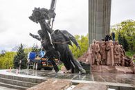 Frații Klitschko au demolat un monument care simboliza unitatea dintre Ucraina și Rusia: „Nu distrugi țara prietenului tău!”